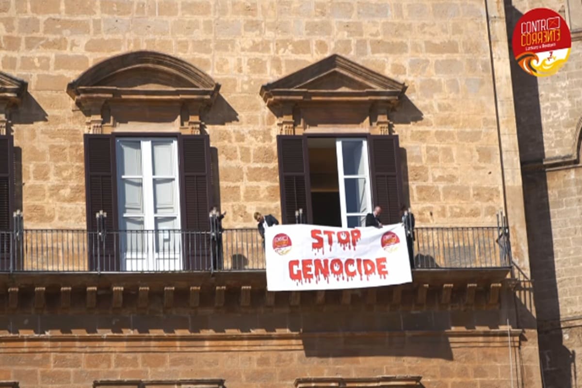 “Stop genocidio a Gaza”, lo striscione all’Ars e la politica che si muove anche in Sicilia