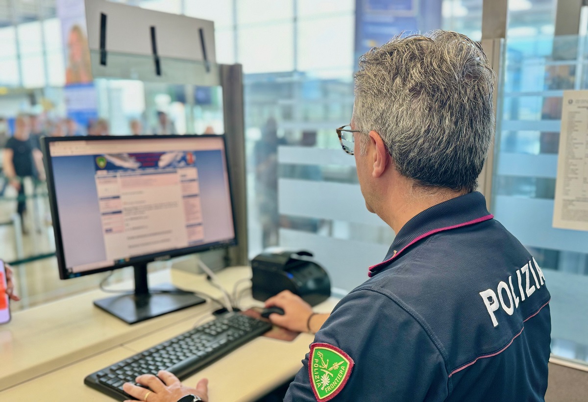 Catania, tenta di imbarcarsi con passaporto contraffatto: arrestato cittadino cinese all’aeroporto