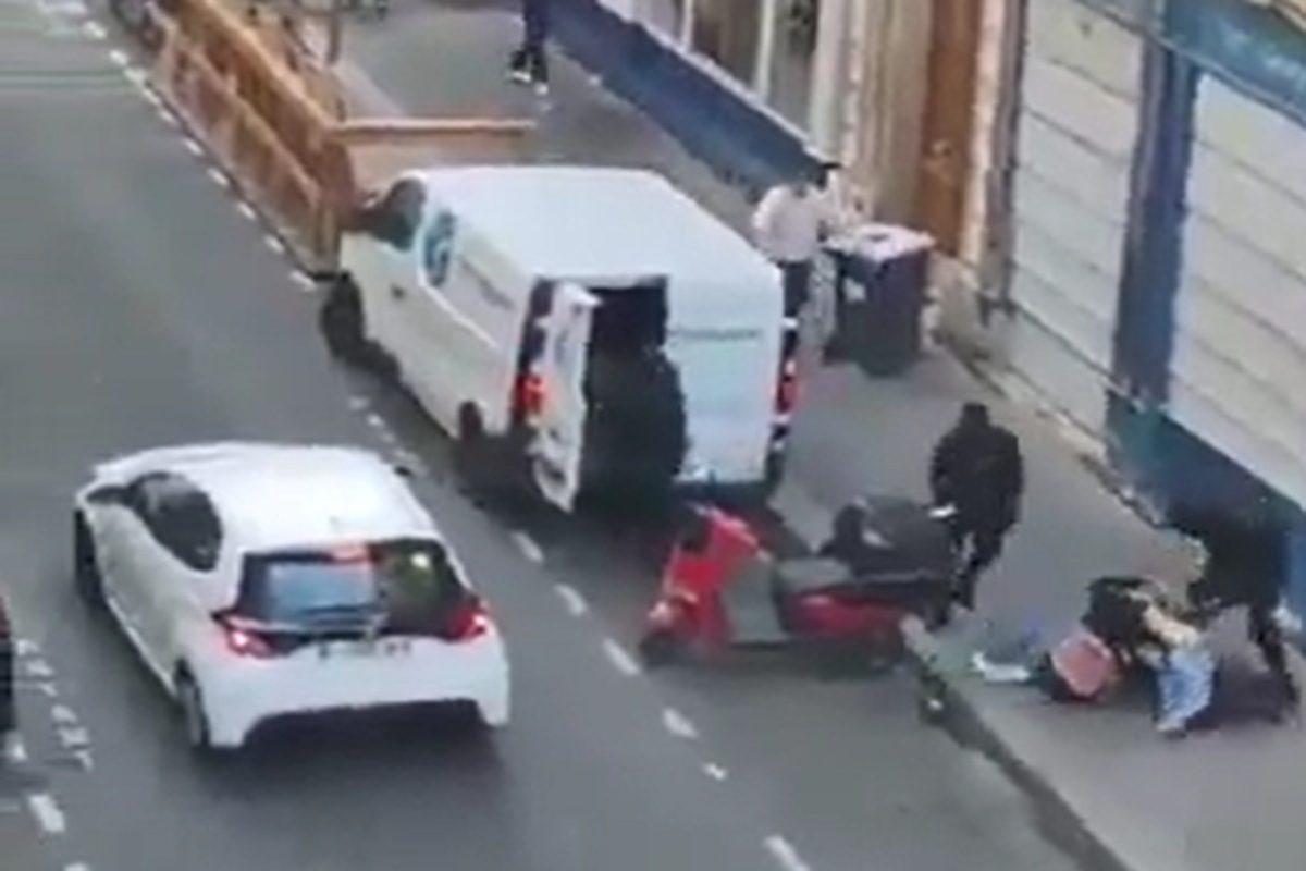 VIDEO | Tentano di rapire la figlia e il nipotino di un magnate, ma la giovane li disarma