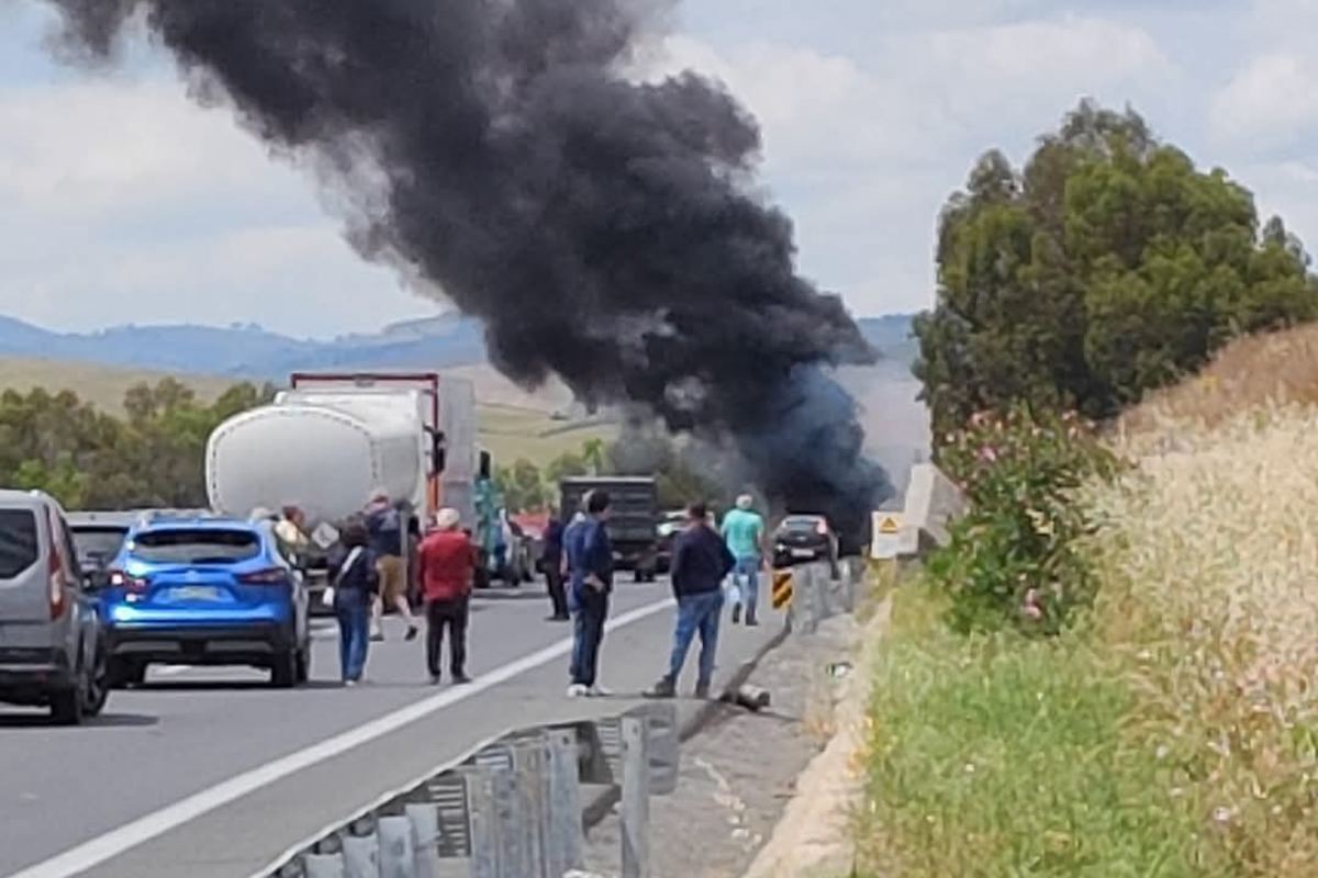 Paura sulla A19 Palermo-Catania, camion in fiamme nei pressi di Agira: traffico in tilt
