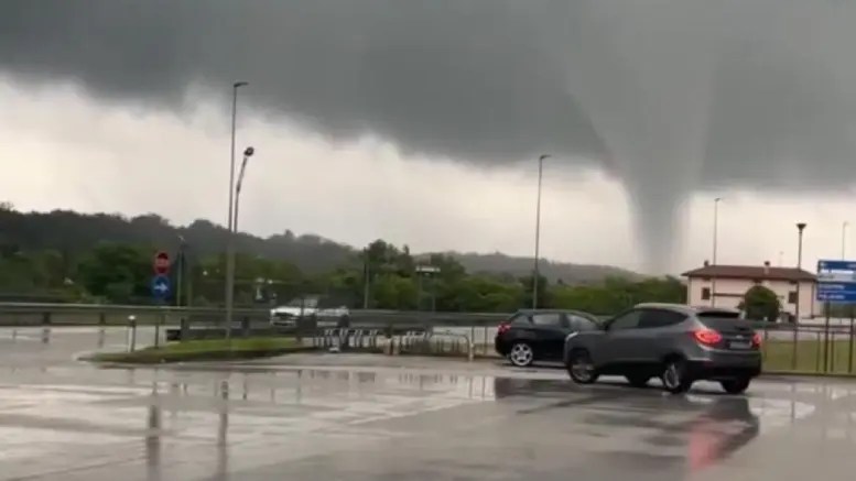 VIDEO | Scene da film horror ad Udine: arriva il tornado in città