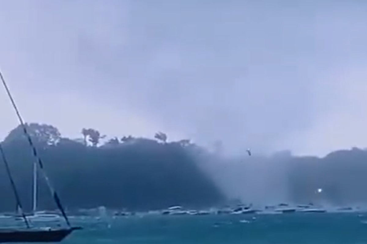 VIDEO | Spaventoso tornado, pesci risucchiati dal vortice “volano” in aria