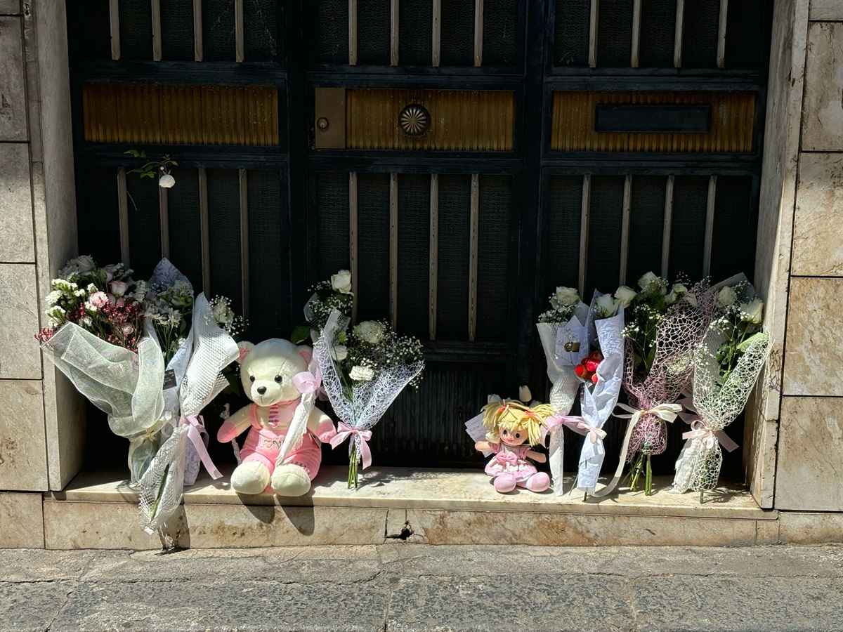 VIDEO | Tragedia a Misterbianco: madre accusata di omicidio aggravato, disposta l’autopsia sul corpo della piccola