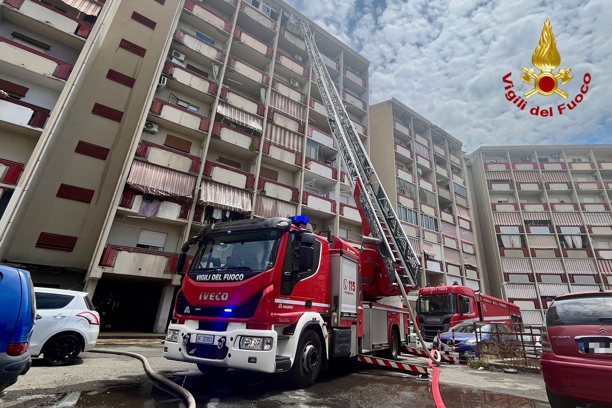 Paura a Catania, incendio in un appartamento a Librino: intervento dei Vigili del fuoco