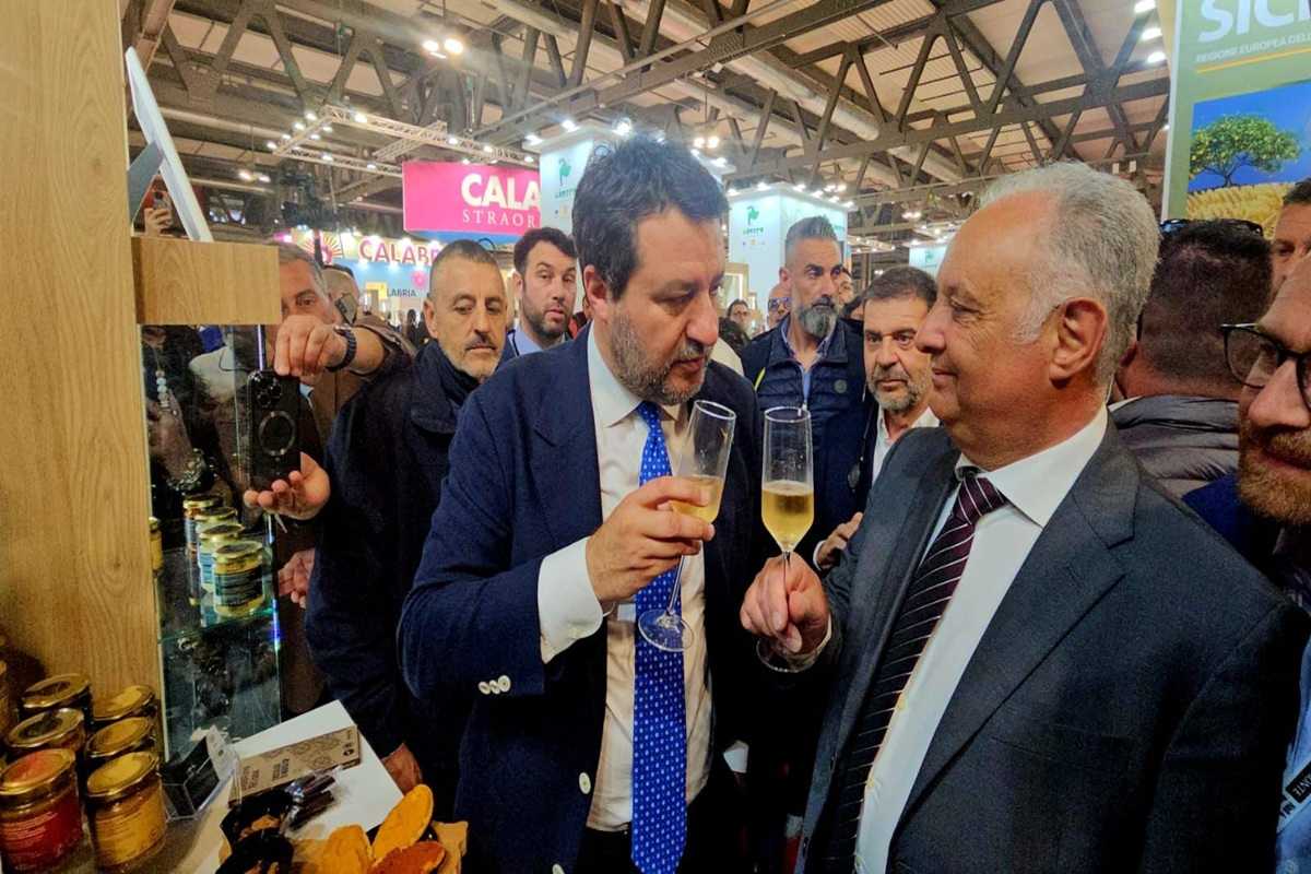 VIDEO | La battuta di Salvini a TuttoFood: “Adoro la Sicilia, non solo per il ponte”