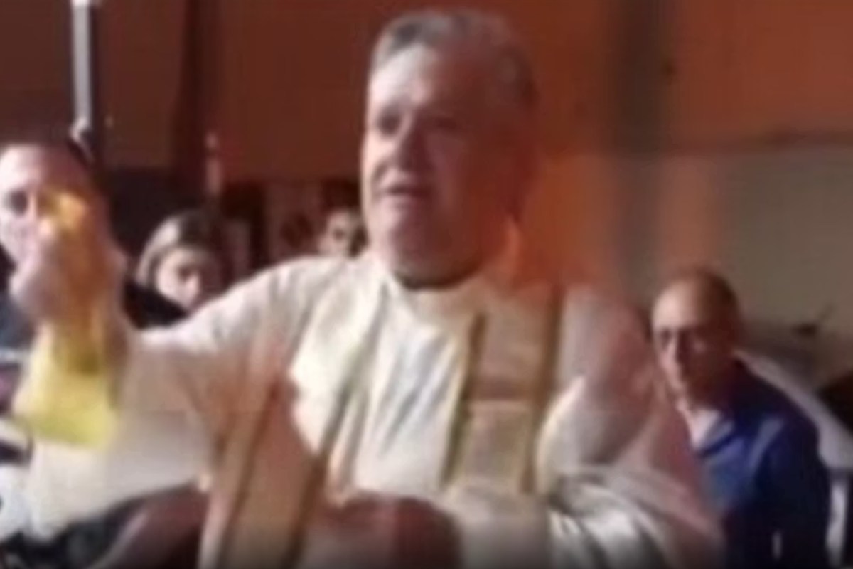 Parroco benedice il negozio con lo “spruzzino”: caos ad Acireale, i fedeli contestano