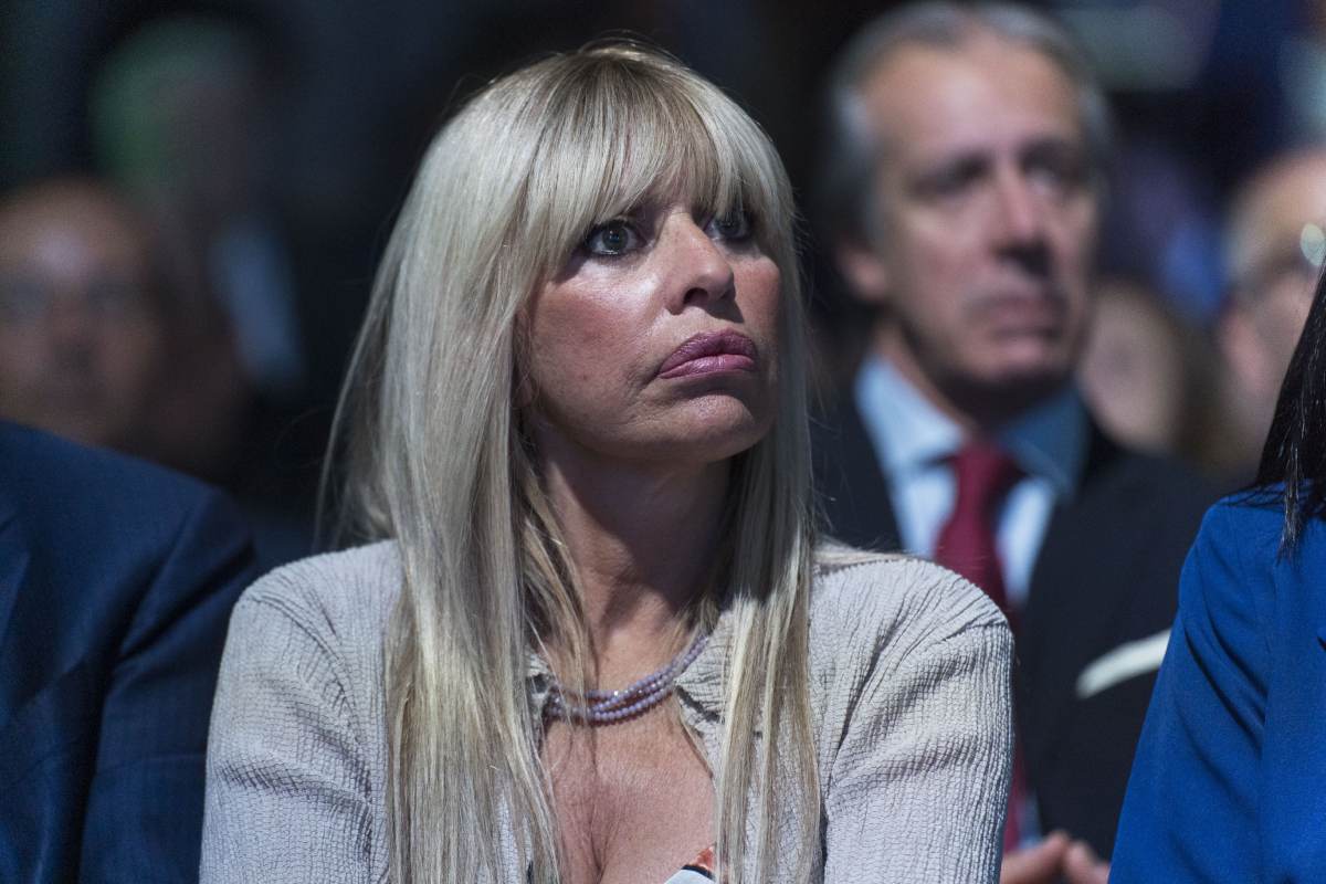 Alessandra Mussolini lascia Forza Italia: l’ex eurodeputata aderisce alla Lega di Salvini