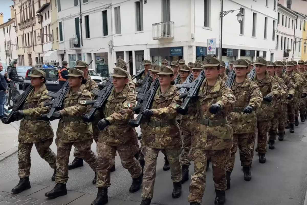 Alpini, polemiche per “Faccetta Nera” cantata in strada all’adunata