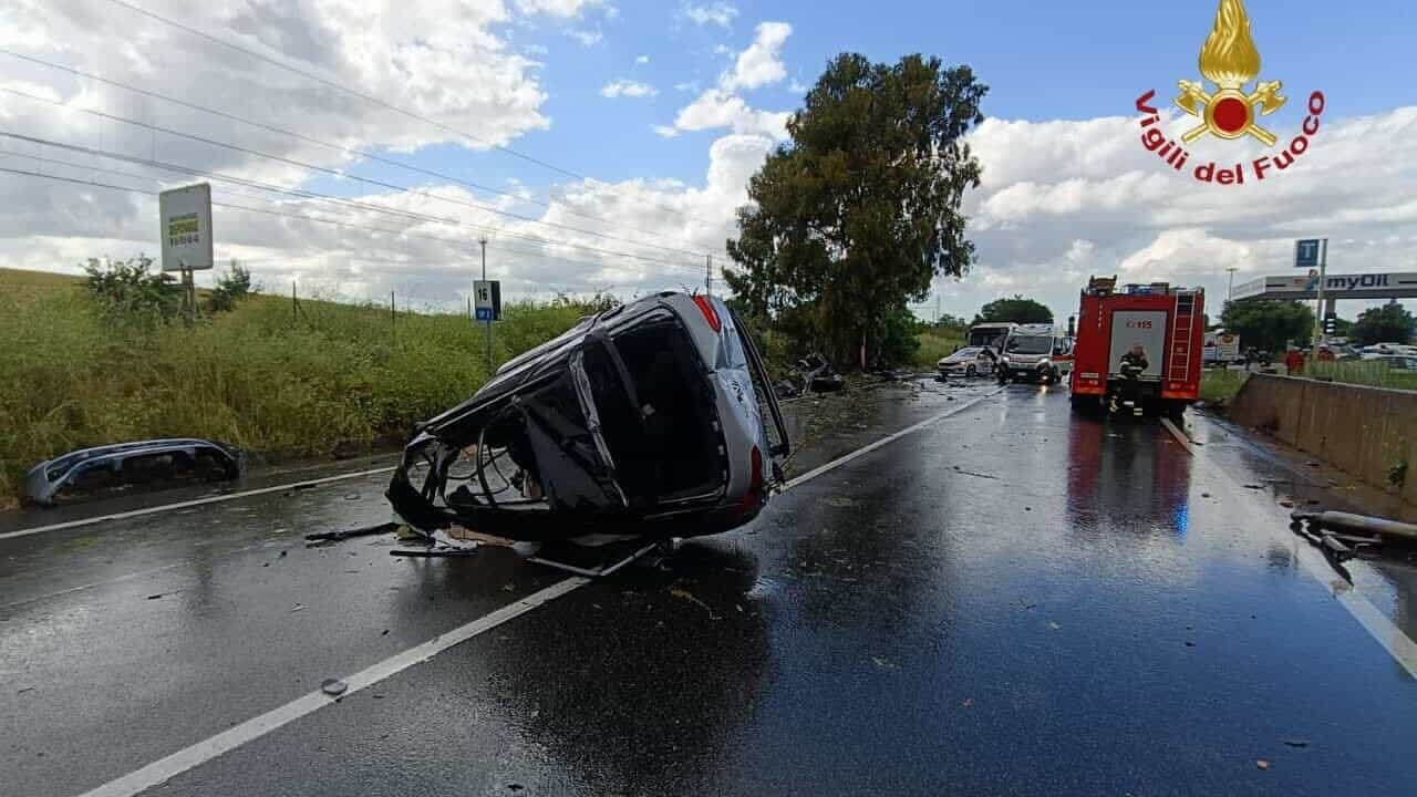 Si schianta contro un albero con la sua auto, la tragica morte di un uomo