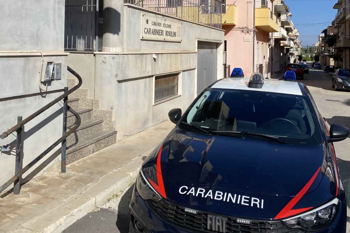 Aggredisce l’ex compagna e la propria madre, poi colpisce la figlia di sette mesi: arrestato
