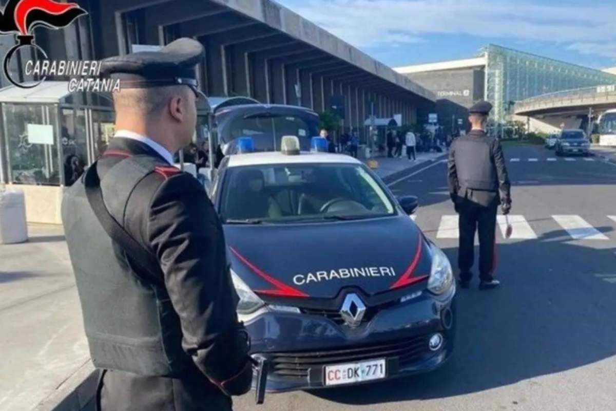 Pretende di imbarcarsi, ma è ubriaco e sputa in faccia a un medico: caos a Fontanarossa