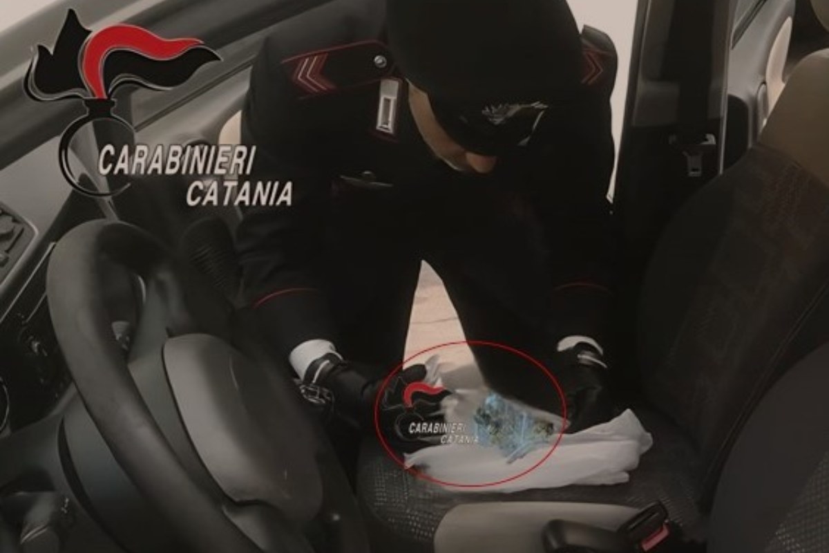 Fermato dai Carabinieri con la droga negli slip: arrestato pusher 21enne a Catania