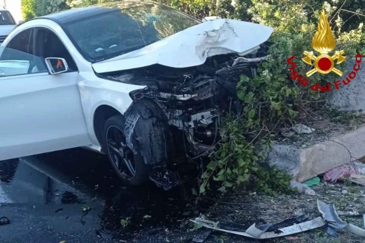Perde il controllo dell’auto e sbatte contro un muro: un ferito nel catanese