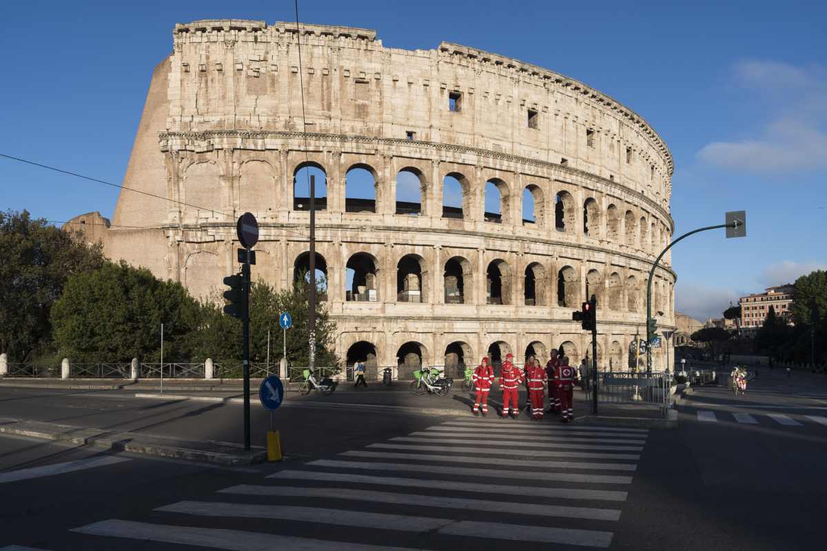 Orrore al Colosseo, turista 47enne voleva scavalcare il cancello ma resta infilzato
