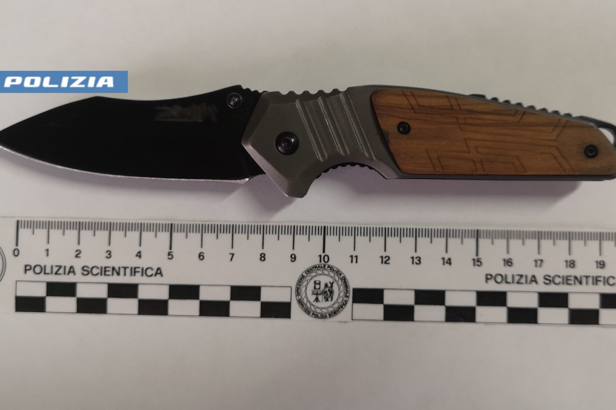 “Se non mi dai i soldi ti brucio casa”: denunciato 43enne minaccia con il coltello la madre anziana