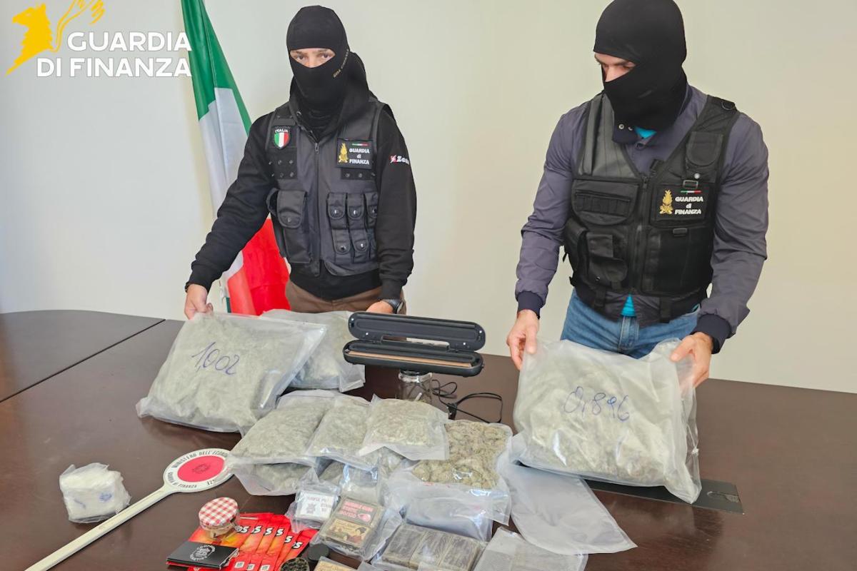 VIDEO | Viaggiavano in taxi con chili di marijuana e cocaina: arrestate tre persone nel Catanese