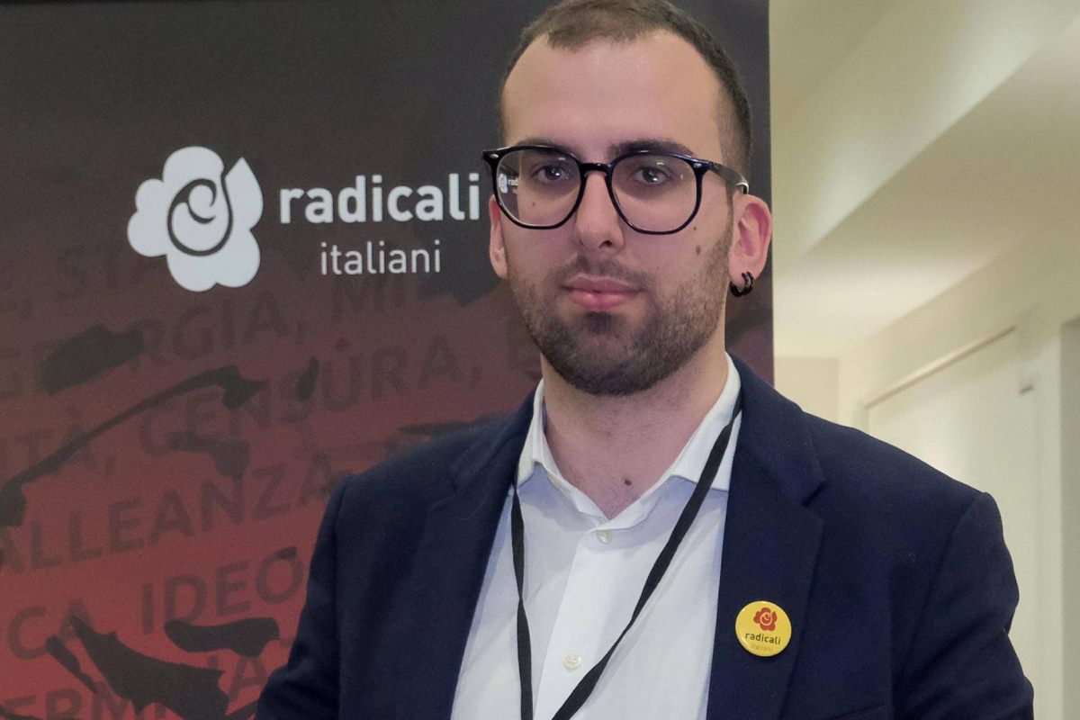 Arrestato segretario di Radicali Italiani per aver aperto un negozio di cannabis light: “Non ci fermeremo”