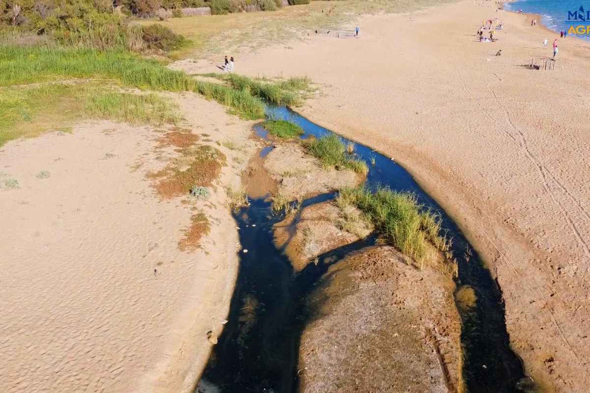 Fogne finiscono in mare sulla spiaggia delle Dune a San Leone, la denuncia di Mareamico