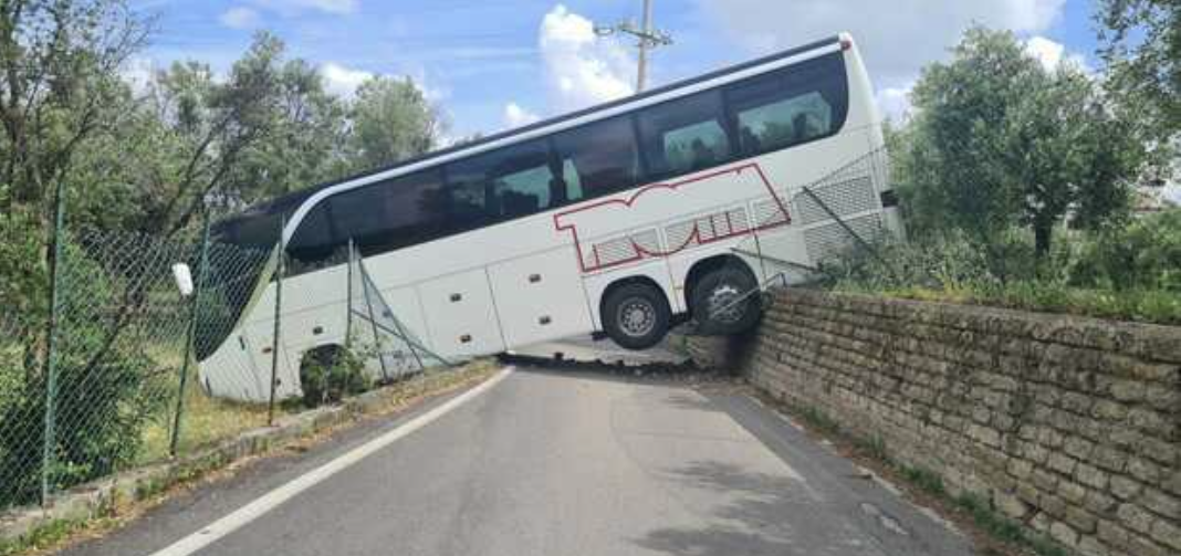 Bus precipita in strada dal parcheggio, tragedia sfiorata: aveva appena lasciato gli alunni in gita