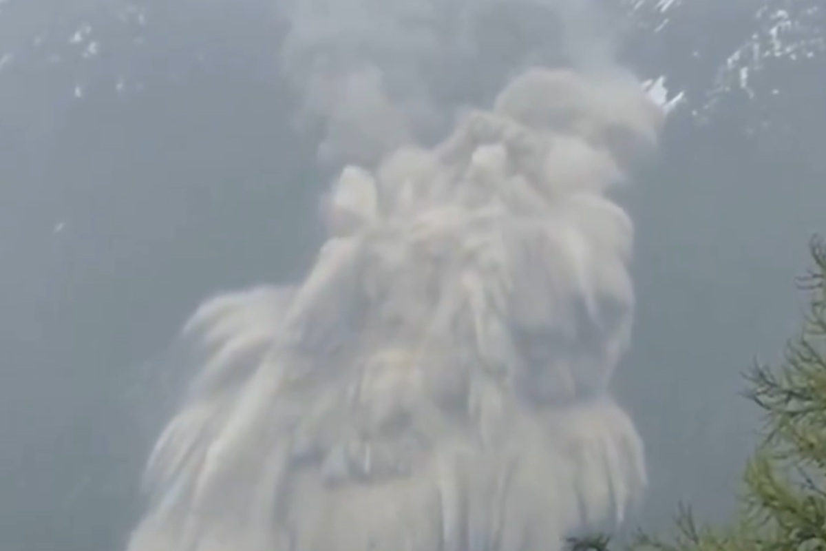 VIDEO | Terrore in montagna, una frana travolge e seppellisce un intero villaggio: un disperso