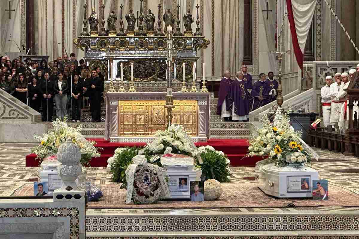 VIDEO | Strage di Monreale, dolore e applausi ai funerali di Salvo, Andrea e Massimo