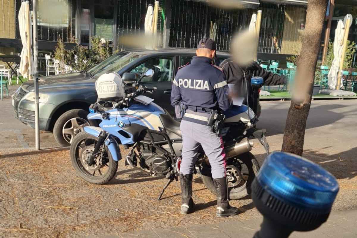 Ladro smonta i fari di un’auto nel centro di Catania ma viene visto da un passante: arrestato 51enne