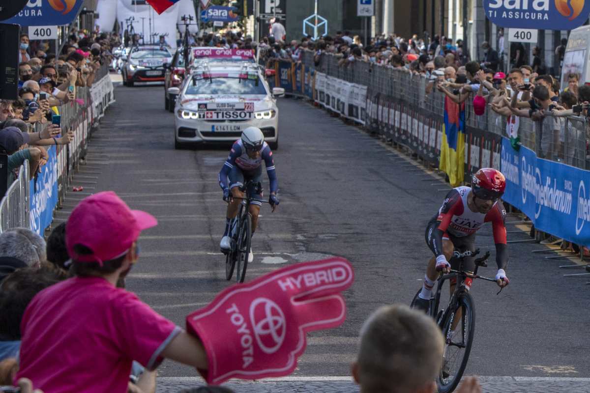 Clamoroso al Giro d’Italia, caduta di massa sul percorso verso Napoli: tappa neutralizzata