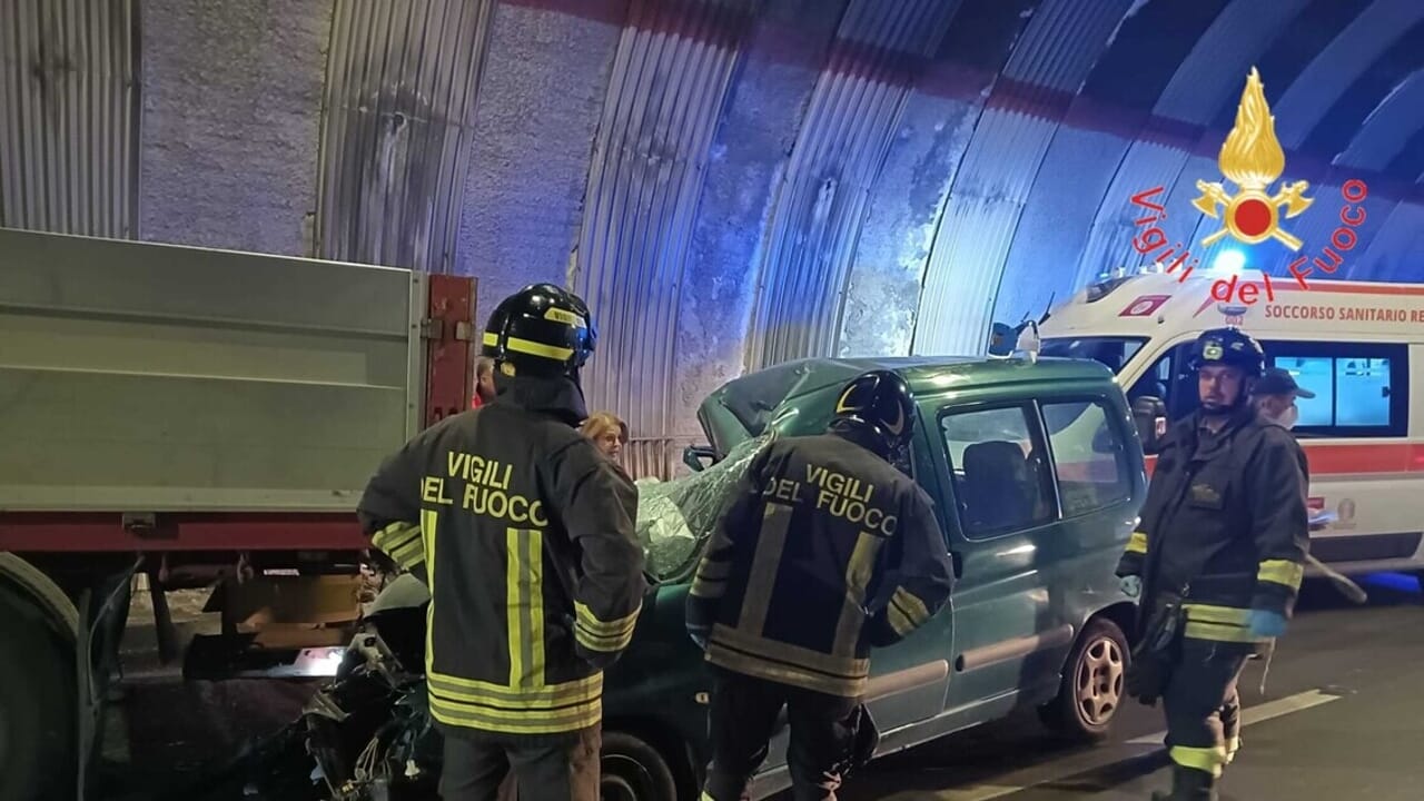 Inferno in galleria, auto si schianta contro un camion fermo per un guasto: due morti