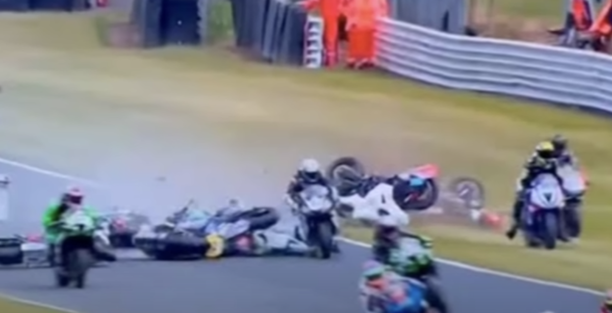 Terribile incidente di gara, morti due giovani piloti: immagini drammatiche