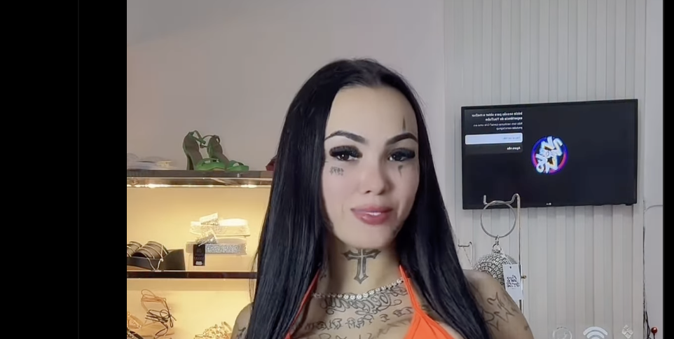 Accoltella influencer che lo aveva lasciato: il dramma vissuto in diretta dai follower