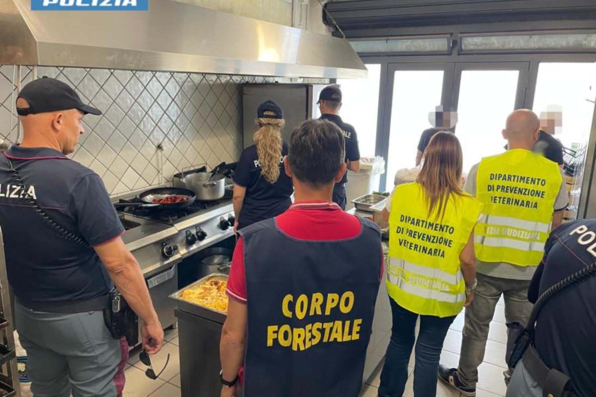 Lavoratori in nero, pesce surgelato non tracciato, controlli e sanzioni da 26mila euro in un bar di Corso Indipendenza