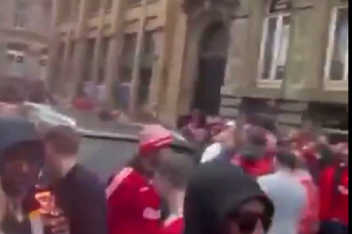 VIDEO | Liverpool, auto sulla folla durante festa per vittoria Premier League: 50 feriti, due sono gravi