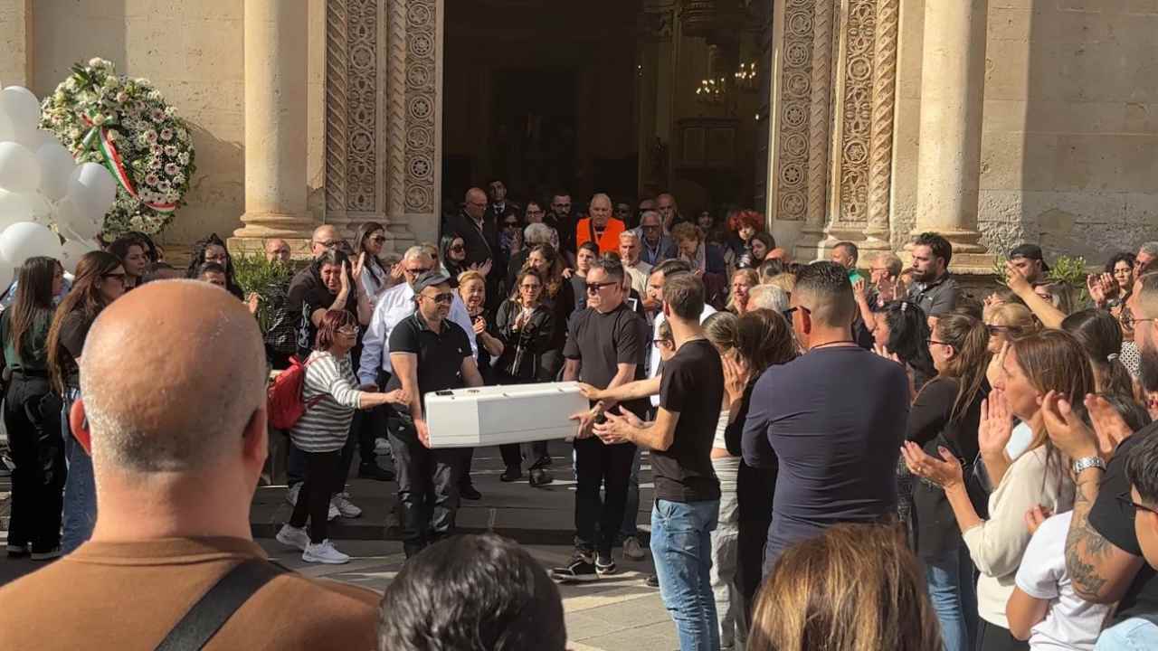 VIDEO | Misterbianco, l’ultimo saluto alla piccola Maria Rosa: “Mamma non ti ha amato come doveva”