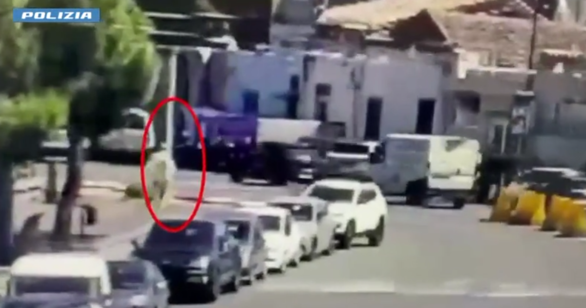 VIDEO L’omicidio di Santo Re, la fuga del presunto killer, i vestiti sporchi di sangue: le orribili immagini