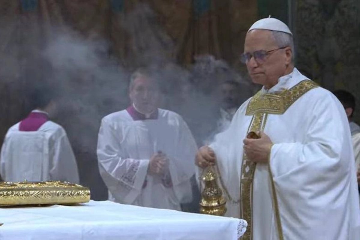 Leone XIV, prima messa nella Cappella Sistina. Folla a San Pietro per il Papa