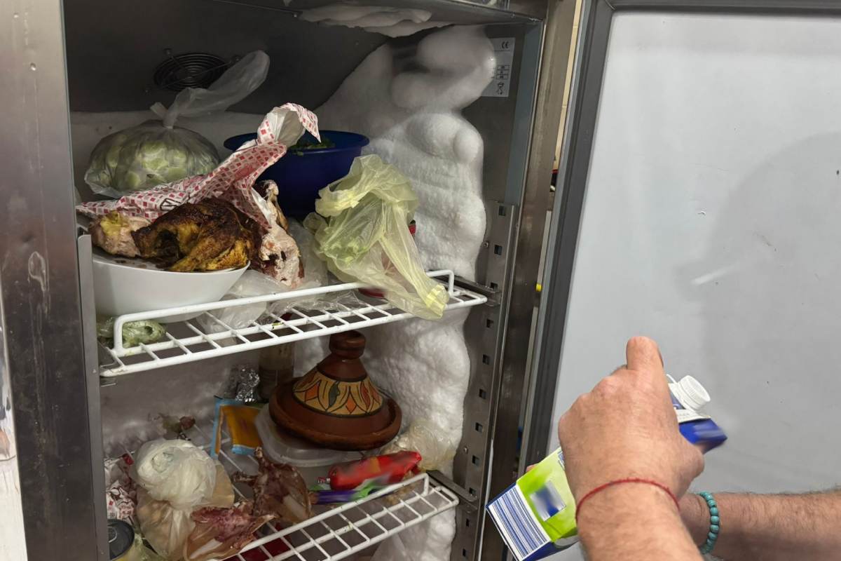 10 kg di carne e olio non tracciati in macelleria e materasso sudicio nel locale: sanzioni da 8mila euro