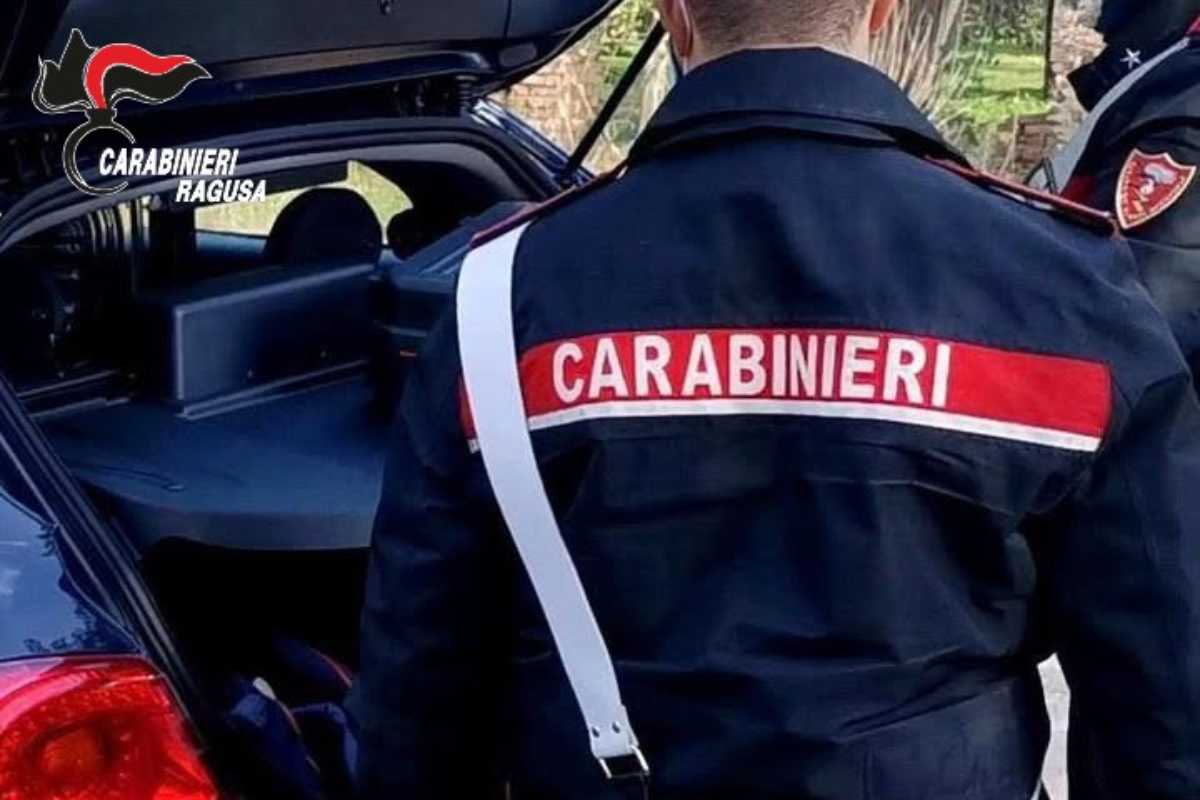 Minaccia la moglie con un’ascia, poi la violenza sui carabinieri: caos nel ragusano, fermato 59enne