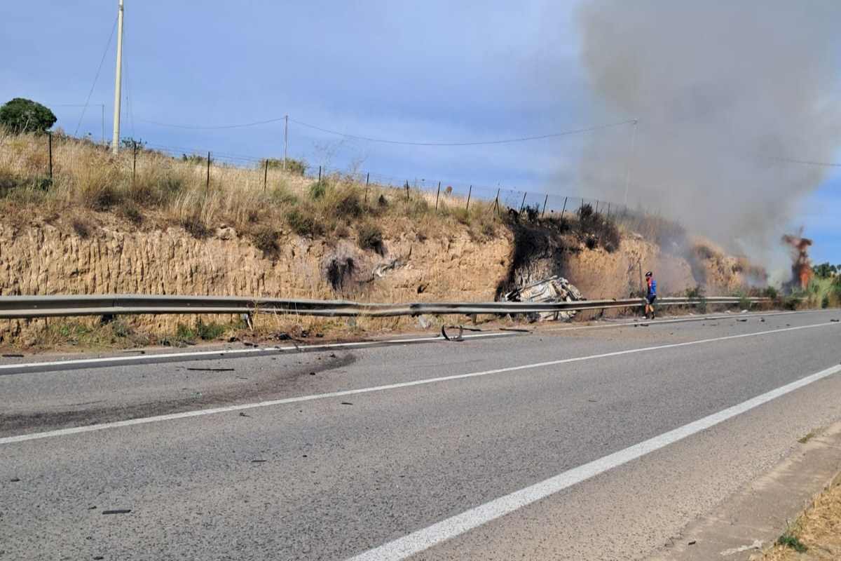 Gravissimo incidente tra due auto nel ragusano, un uomo è morto carbonizzato