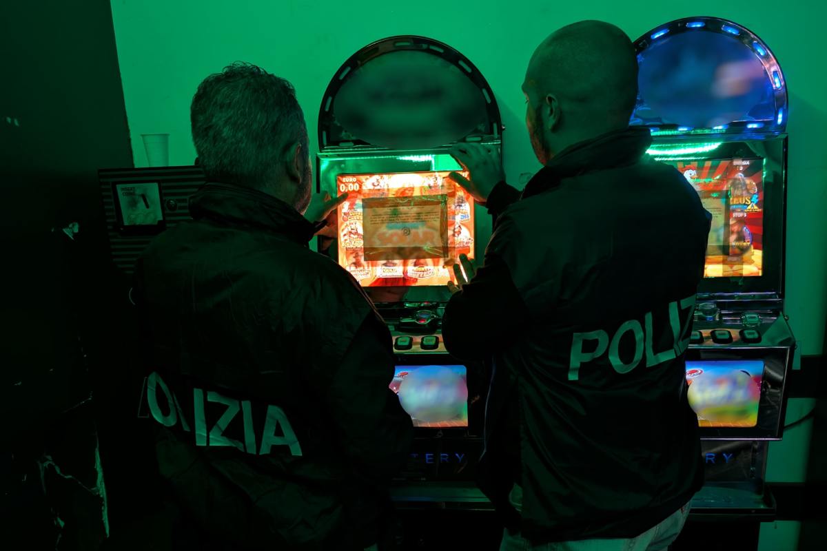 Sala giochi abusiva a Catania: sequestrate 5 slot machine e sanzioni da 56mila euro