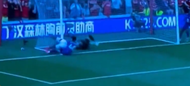 Shock in Premier League: attaccante si schianta contro il palo e finisce in coma