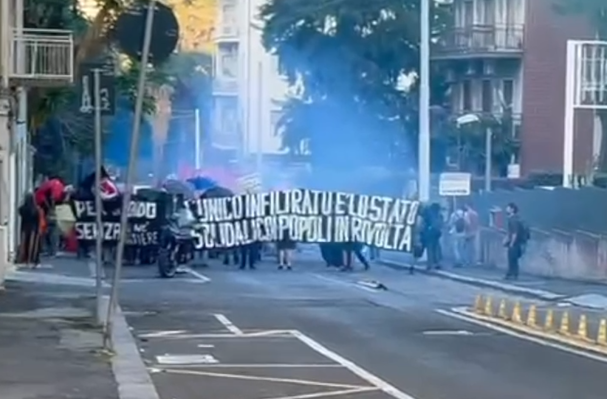 VIDEO | Paura durante un corteo in piazza Lanza: vetrine rotte, bombe carta e fumogeni
