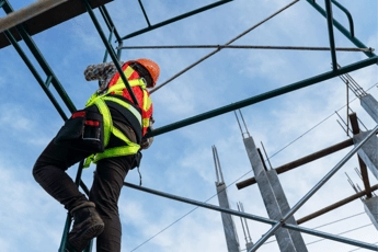 Crescono i lavoratori stranieri ma in Sicilia stipendi da fame