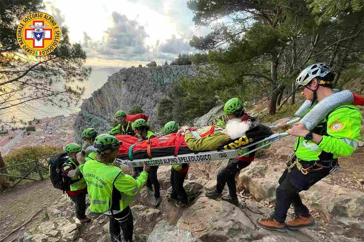 Scivola e si fa male a un piede, turista tedesca soccorsa sulla Rocca di Cefalù
