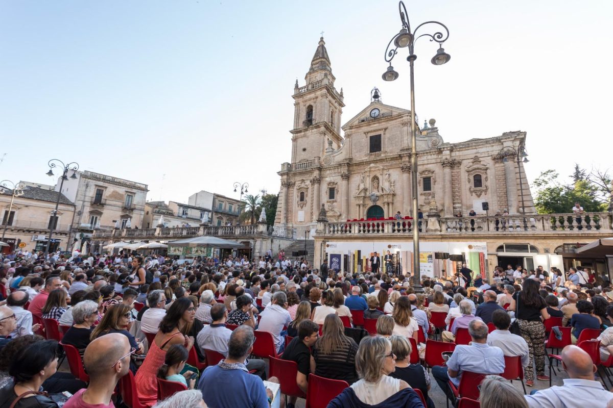 Dal 12 al 15 giugno torna “A Tutto Volume” la festa dei libri a Ragusa. Decine di autori e la mostra su Camilleri