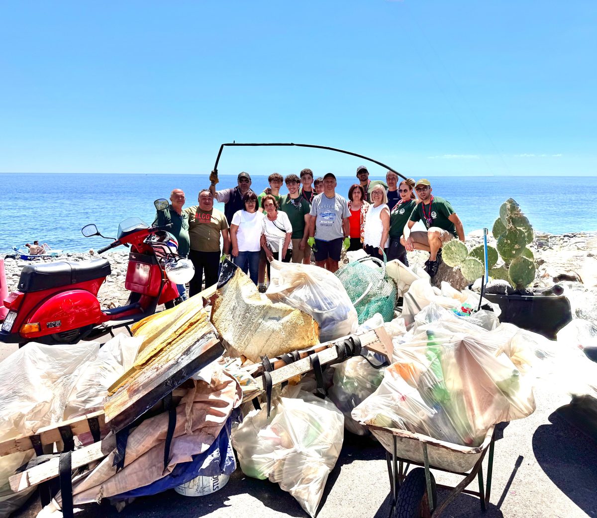 Riposto, raccolti oltre 800 chili di rifiuti sul litorale durante la giornata ecologica