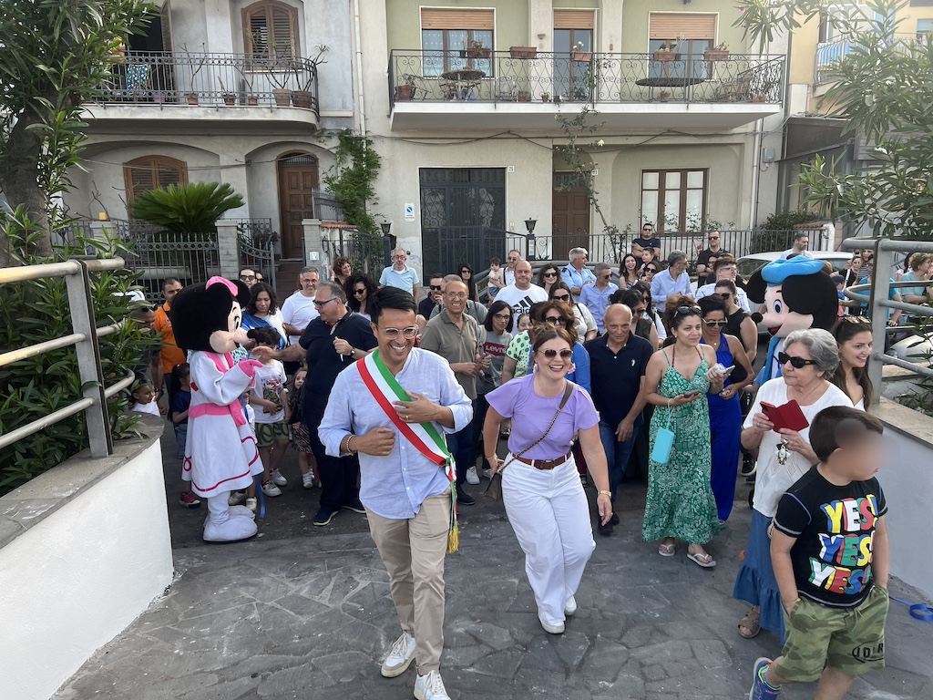 Riposto, inaugurato in piazza della Vittoria un rinnovato spazio per famiglie e bambini con area giochi e area fitness