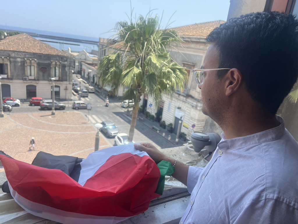 La bandiera della Palestina esposta al Municipio di Riposto. Vasta: “Un segno di solidarietà e coscienza civile”