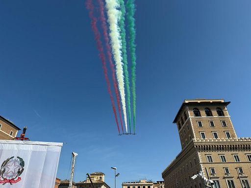 2 giugno, Frecce Tricolori sorvolano Fori Imperiali e Altare Patria