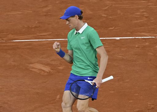 Tennis, Sinner batte Rublev e vola ai quarti