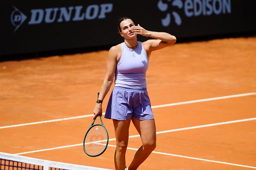 Tennis, prima semifinale al Roland Garros: Sabalenka contro Swiatek